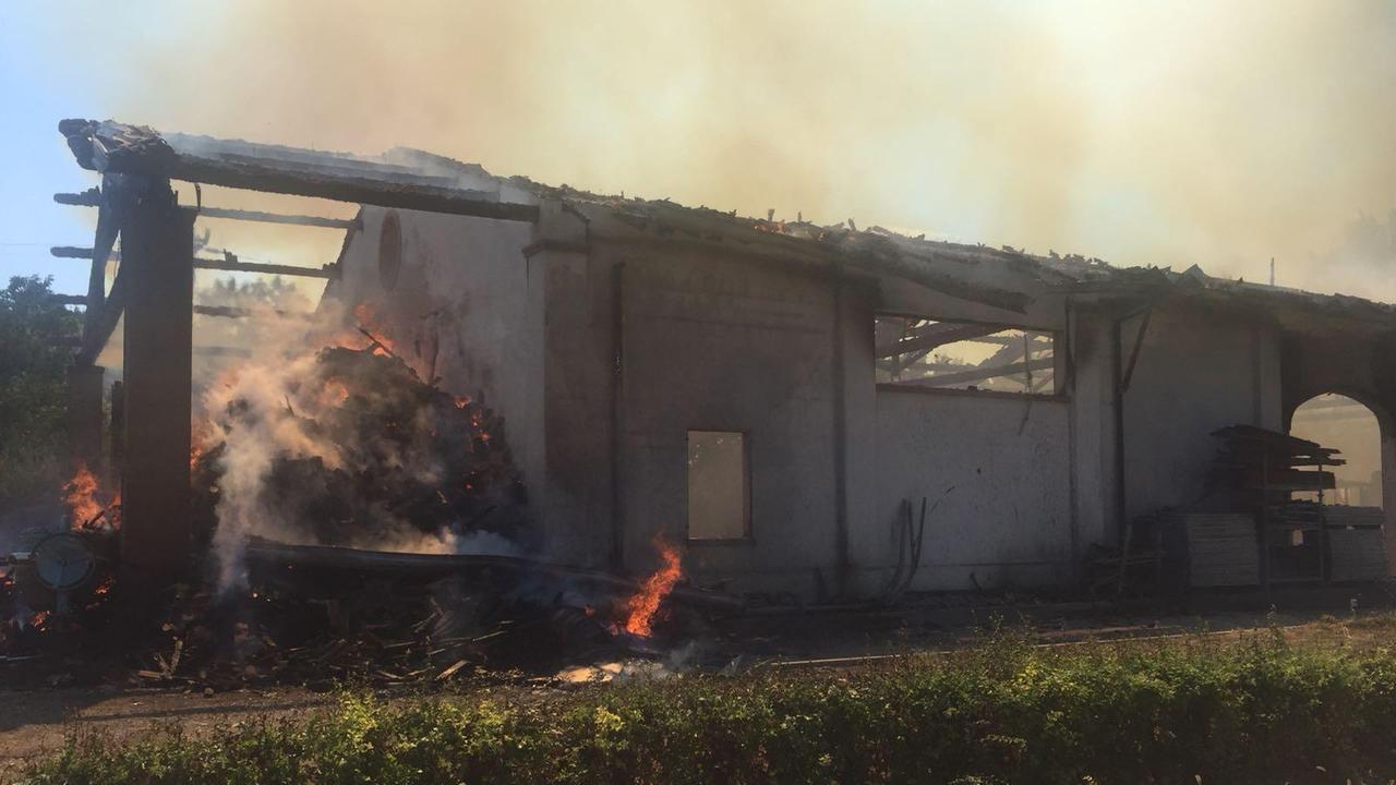 Soliera, a fuoco un deposito di mezzi agricoli: danni ingenti