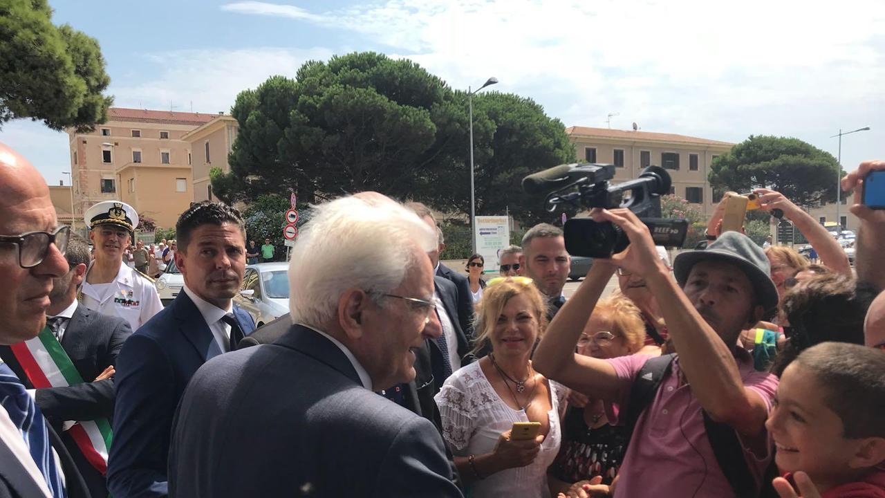 Il presidente Mattarella accolto dalla popolazione di La Maddalena