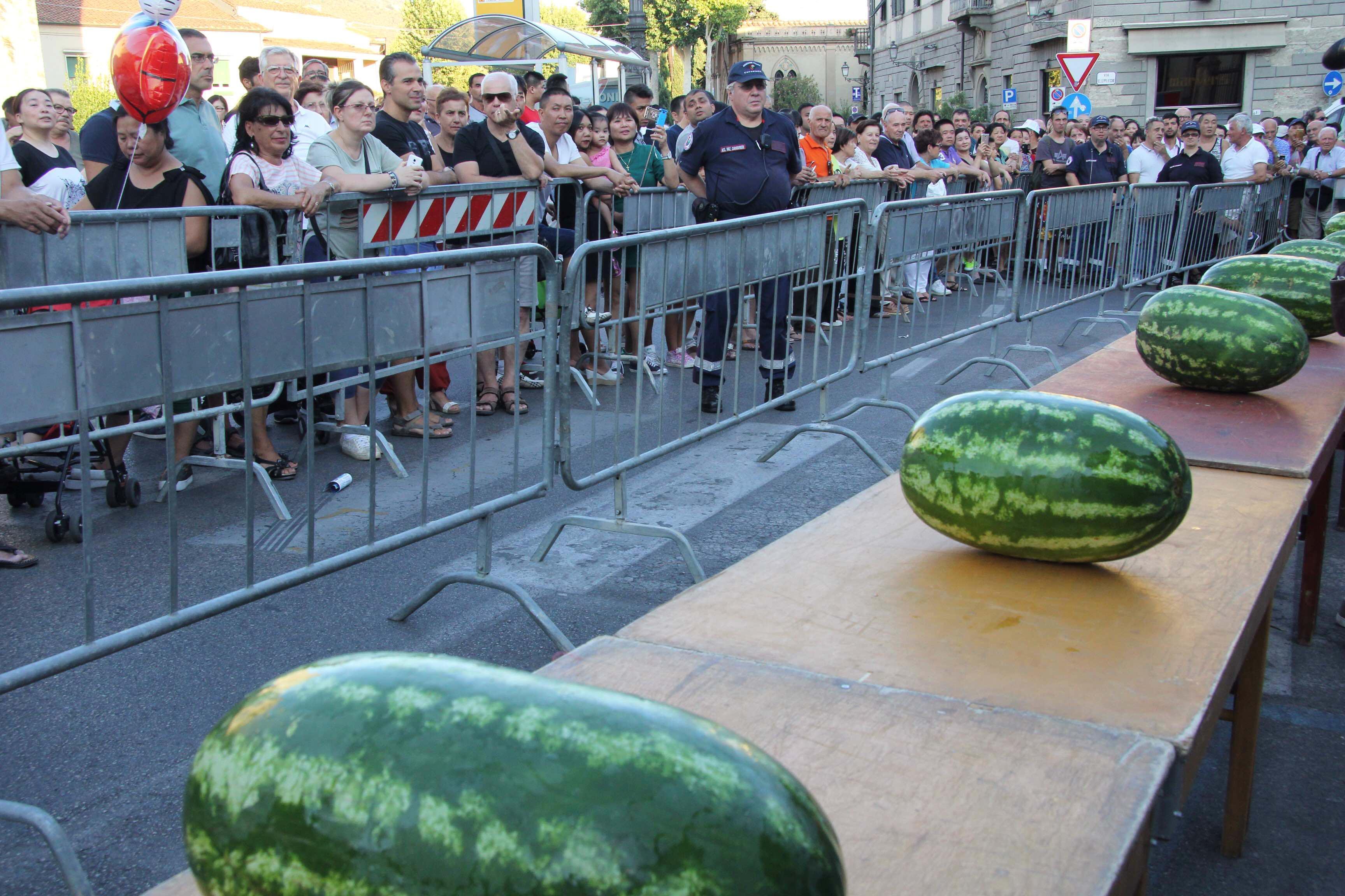 Cocomeri pronti per essere sbucciati nella festa dello scorso anno in piazza delle Carceri (foto Batavia)