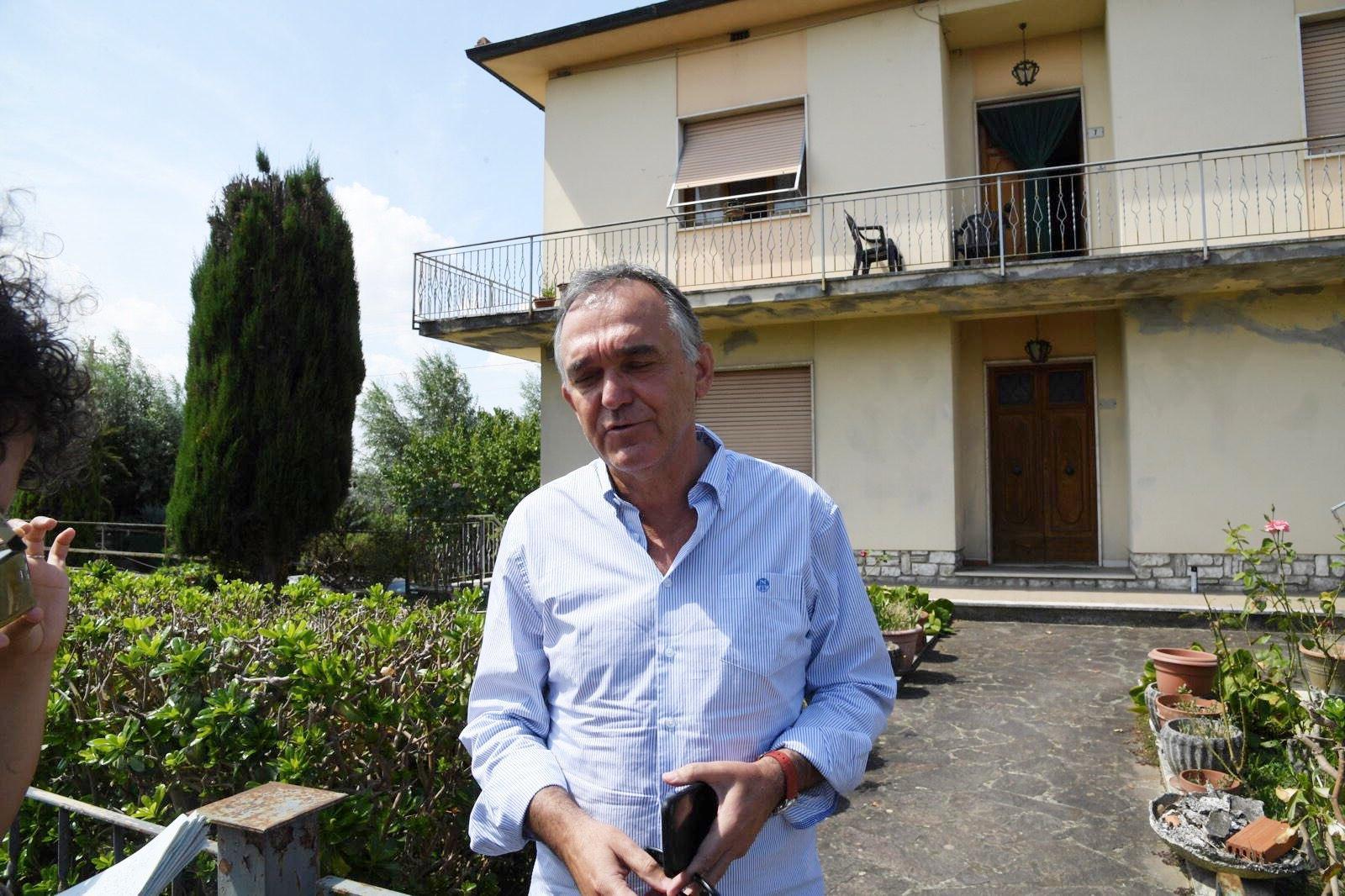 Il governatore Rossi davanti alla casa del padre