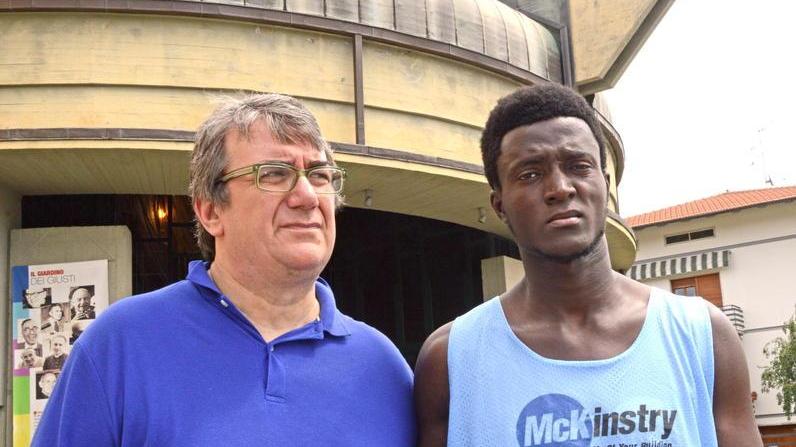 Don Massimo Biancalani e Buba Ceesay (foto Gori)