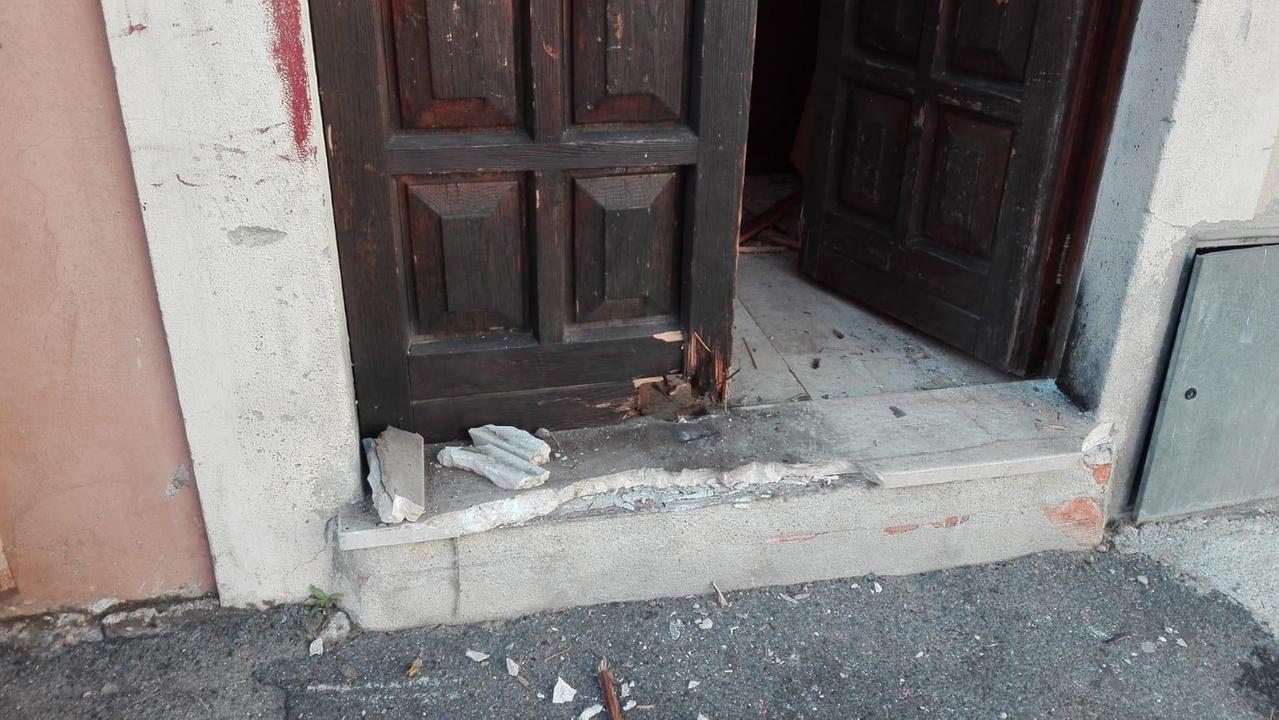 Torpè, bomba rudimentale contro la casa di un ambulante