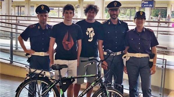 Demetrio Albertini con gli agenti Polfer