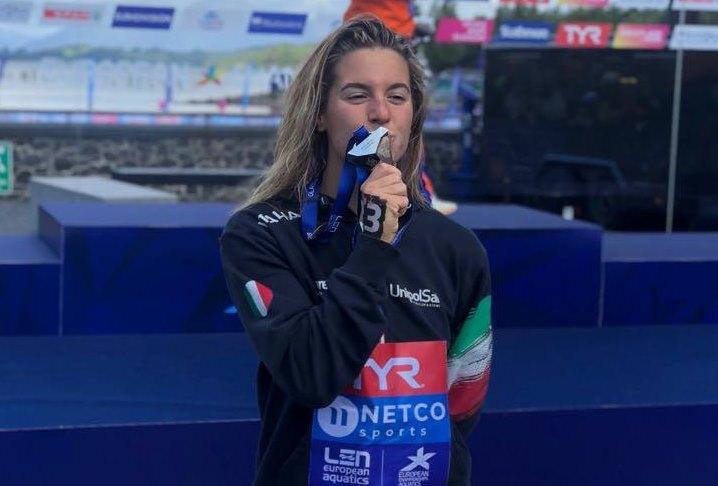 Giulia Gabbrielleschi bacia la medaglia d'argento prima di salire sul podio