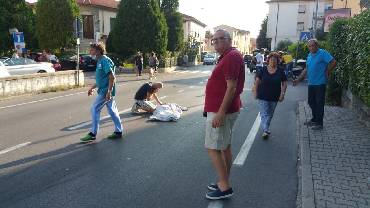Il corpo della vittima sull'asfalto a Sant'Anna (Foto Sernacchioli)