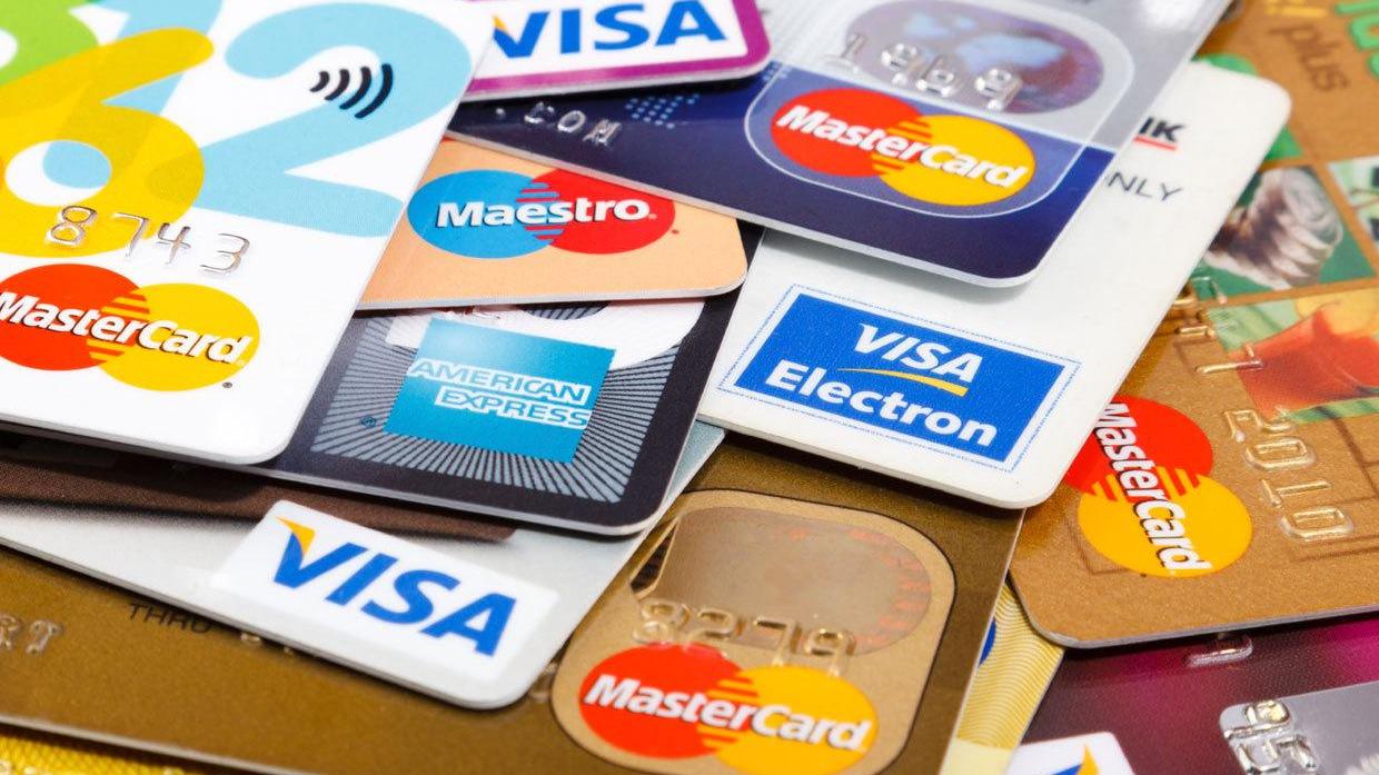 Carte di credito clonate e soldi falsi per pagare la vacanza, dieci indagati
