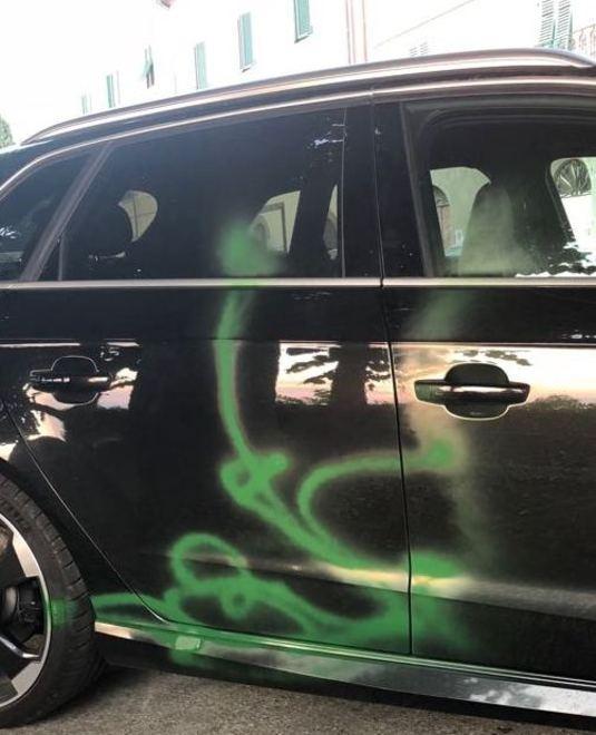 Prendono di mira la sua auto ristoratore denuncia gli episodi 