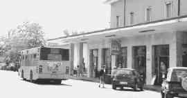 Il capolinea dei bus in piazza Stazione 