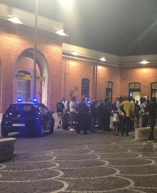 Stranieri contro forze di polizia intervenute dopo l’aggressione 