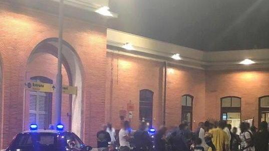 Stranieri contro forze di polizia intervenute dopo l’aggressione