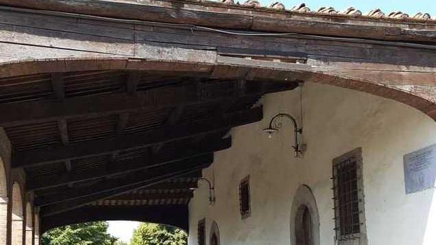 Camion urta arco in legno Il danno sarà riparato