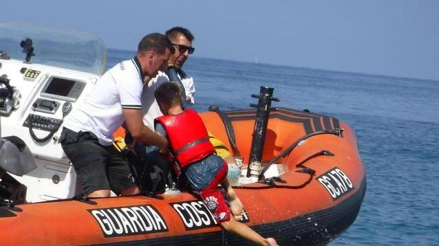Esercitazione in mare per venticinque bimbi
