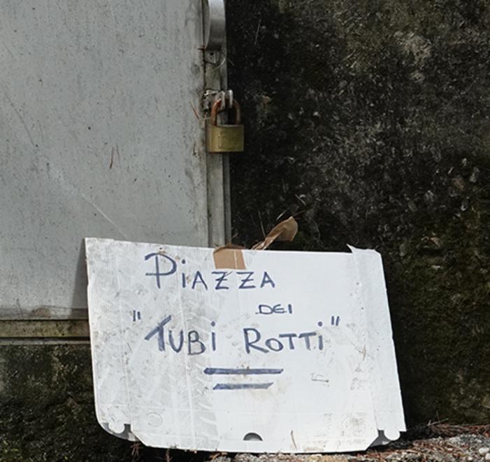 Nuovi lavori per l’acqua sporca e spunta “piazza dei tubi rotti” 