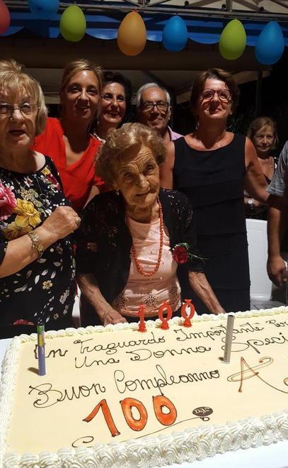 I 100 anni di Adelia tra aneddoti e musica festa con figli e nipoti