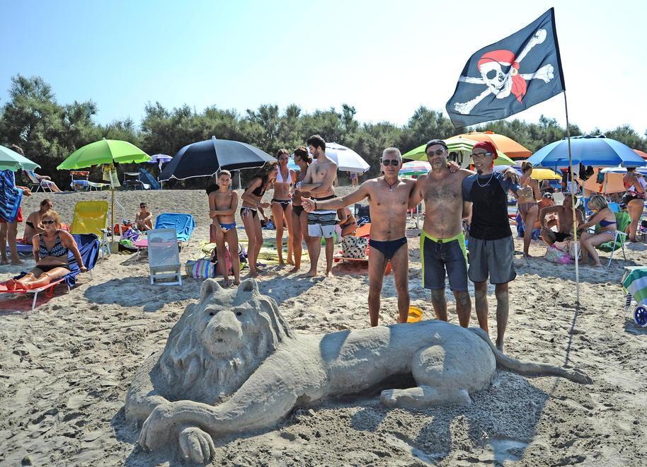Grandi sculture di sabbia per far sorridere i bambini 