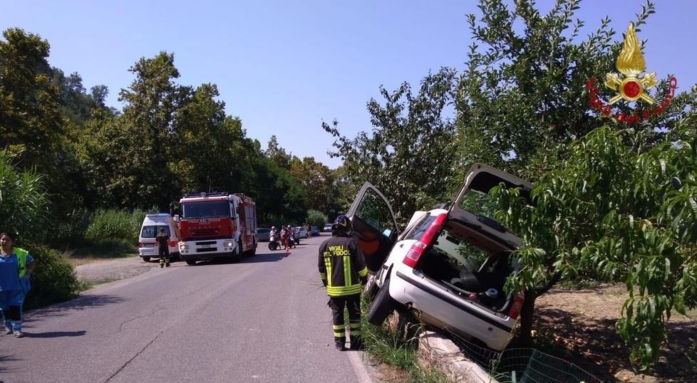Con l’auto finisce fuori strada Un ferito