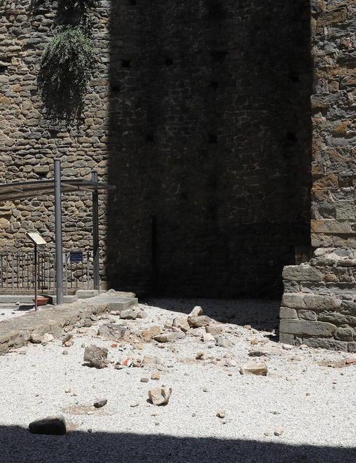 Le pietre crollate dalla torre di Larciano Castello nella notte tra il 22 e il 23 luglio scorsi (foto nucci)