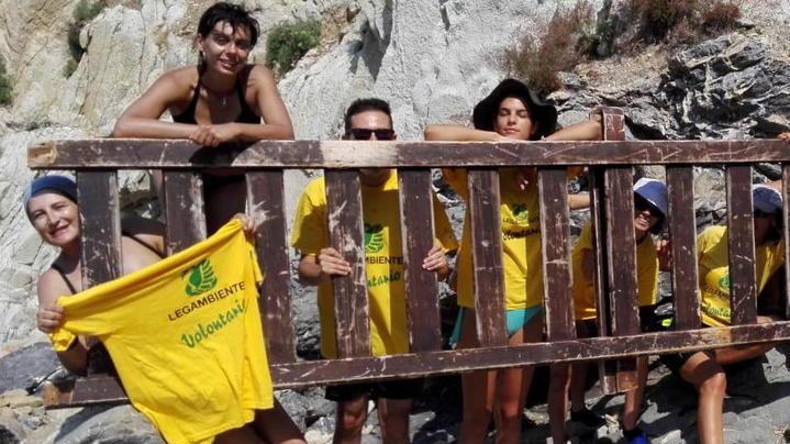 Viticcio, piccola perla invasa dalla plastica e anche i bambini ci vengono in aiuto