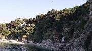 Spiagge in gabbia fra reti e cancelli