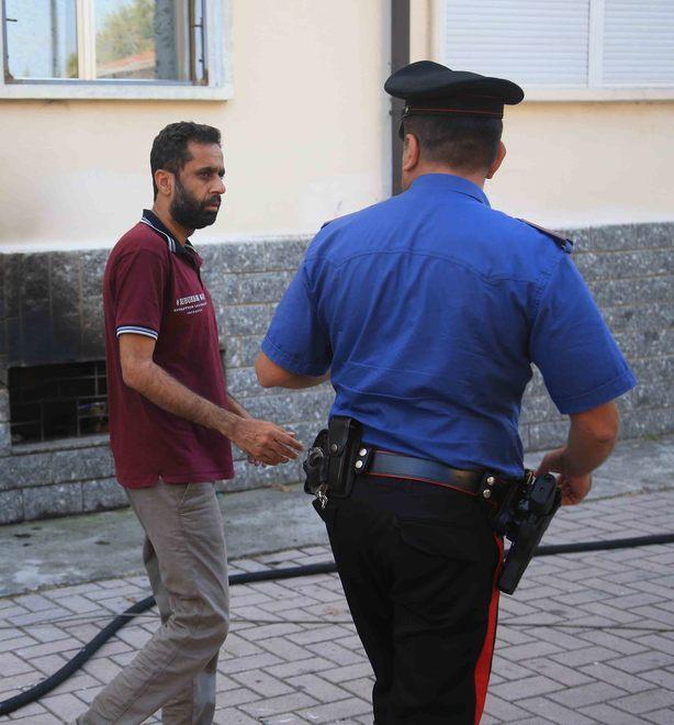 Scantinato a fuoco, paura in un palazzo di Santa Croce 