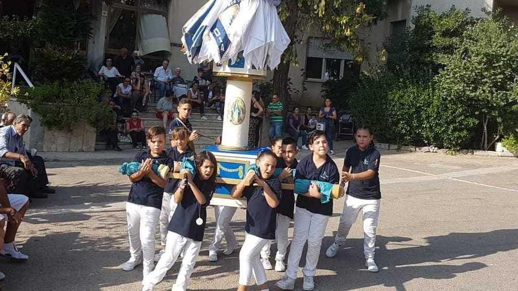 I Piccoli Piccapietre ballano nel cortile di Casa Serena