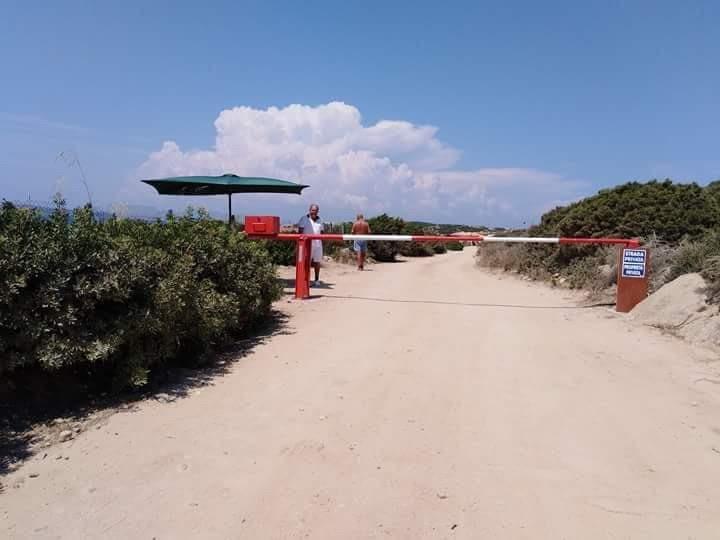 Anche alla Maddalena pedaggio abusivo per arrivare al mare