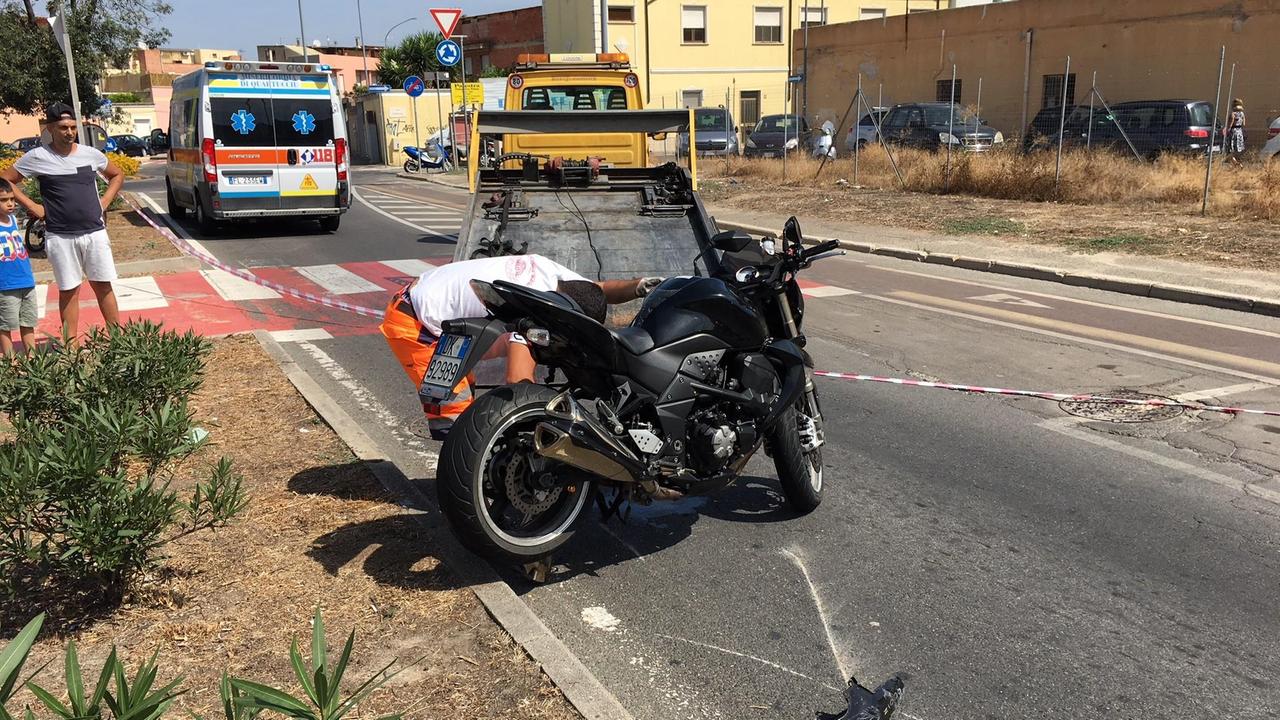 Con la moto contro le auto in sosta, muore un 43enne di Cagliari
