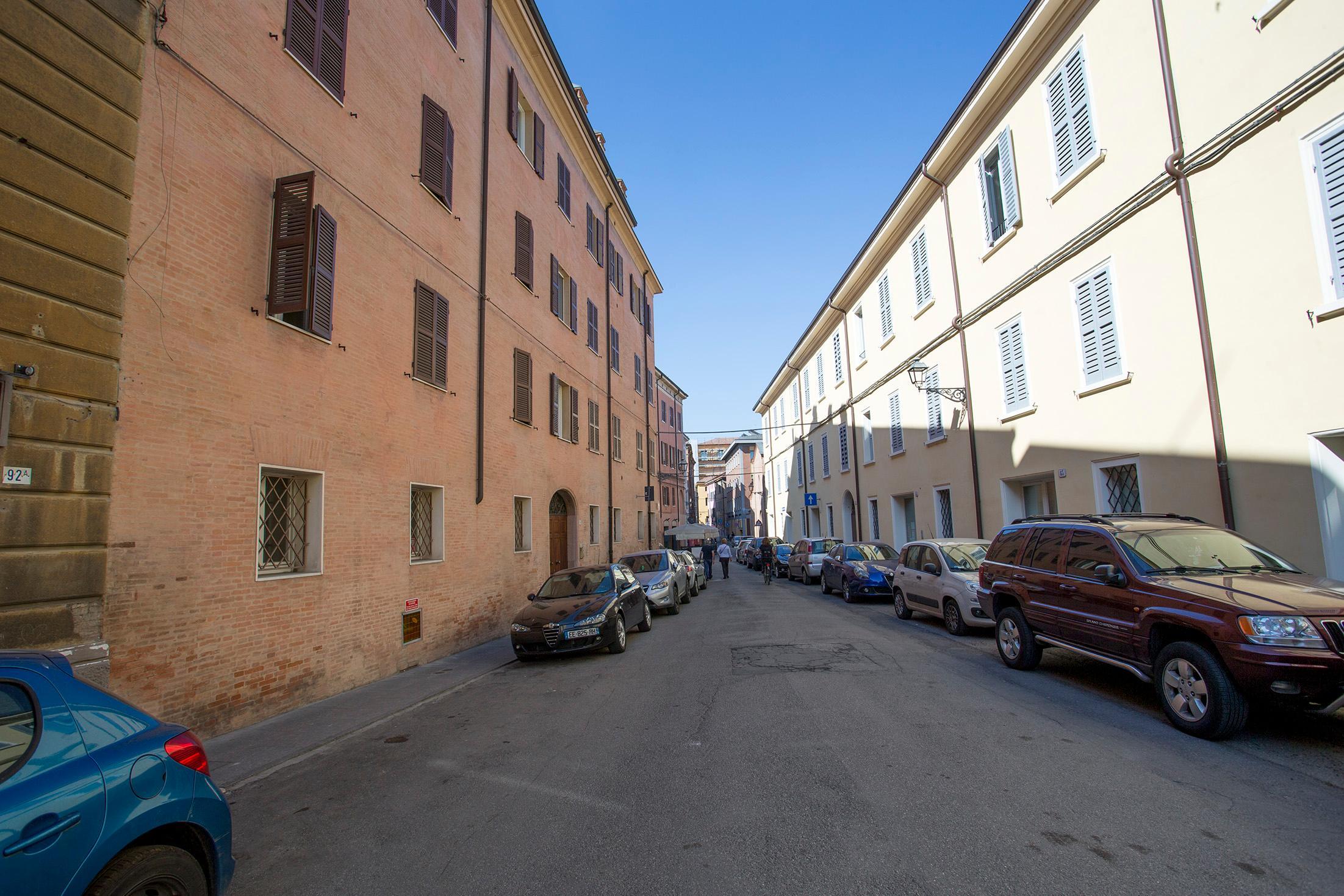 Modena, finto medico si fa ospitare da un anziano e lo truffa