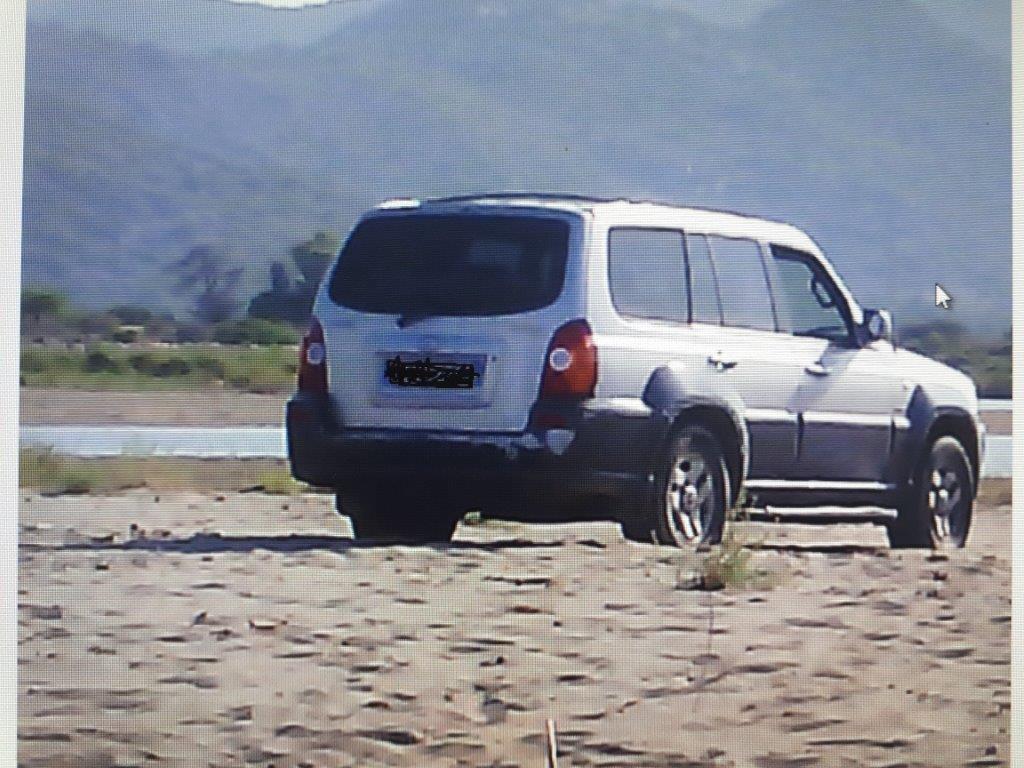 Il fuoristrada parcheggiato nella spiaggia alla foce del rio Picocca