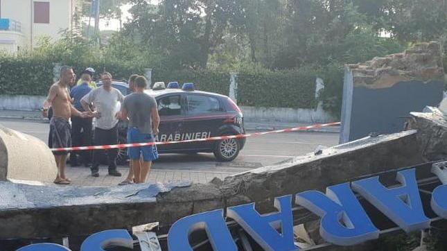Camion si incastra e abbatte la storica insegna del bagno