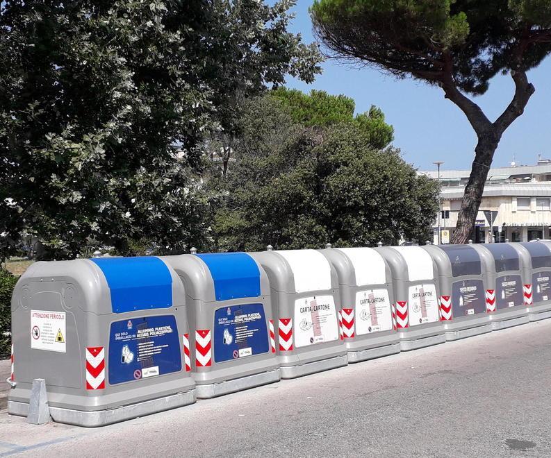 Dopo le proteste i cassonetti sono stati spostati dalla piazza