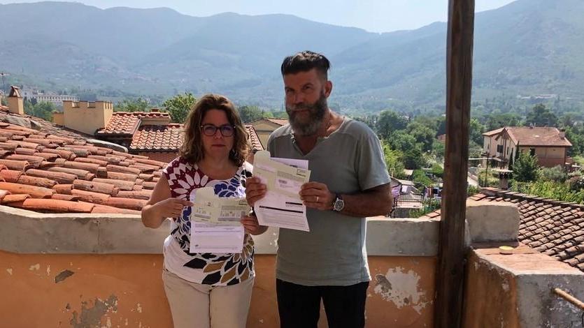 Profuga di 14 anni accoltellata: attacco al sindaco Ghimenti
