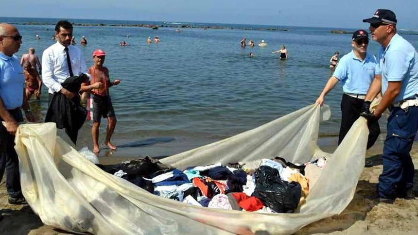Blitz sul lungomare Gli ambulanti scappano e lasciano la merce