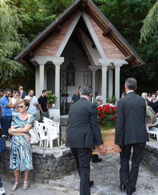 La chiesa è troppo piccola, all’aperto il saluto a Claudio 