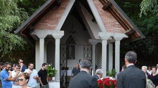 La chiesa è troppo piccola, all’aperto il saluto a Claudio