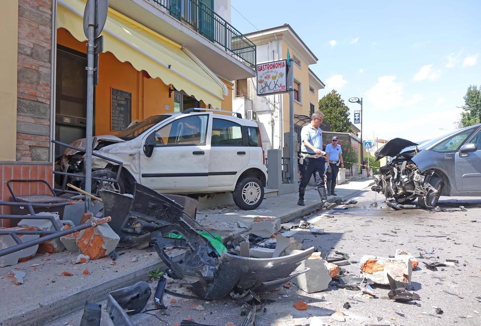 Auto piomba contro un bar attimi di paura allo Sperone 