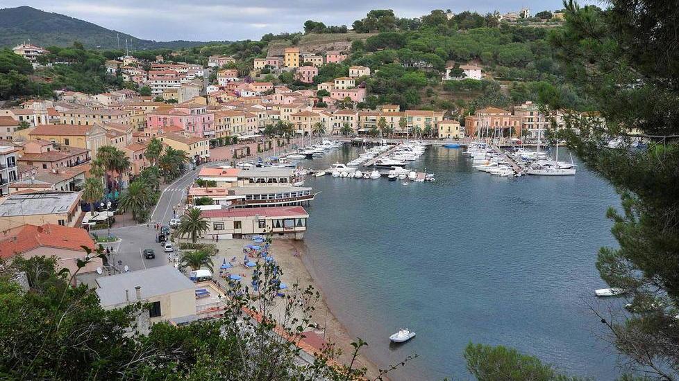 Lettini e ombrelloni gratis Porto Azzurro va controcorrente