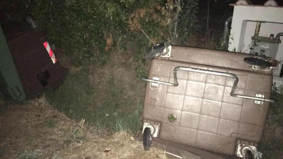 Rovesciano i cassonetti e tentano di dar fuoco alle foglie secche