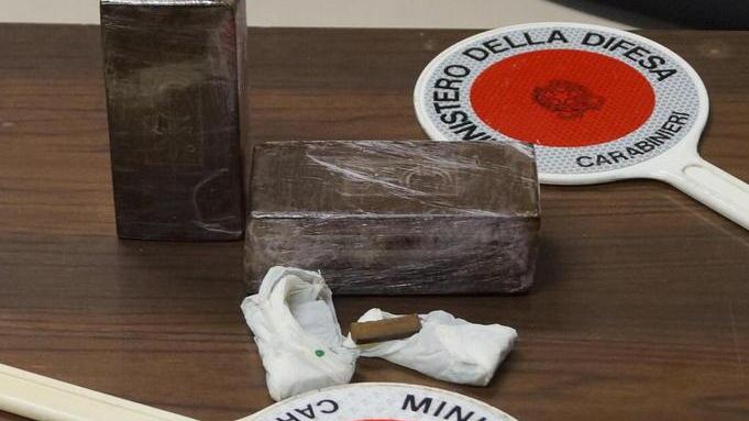 Preso con un chilo di hashish nello zaino nascosto in auto