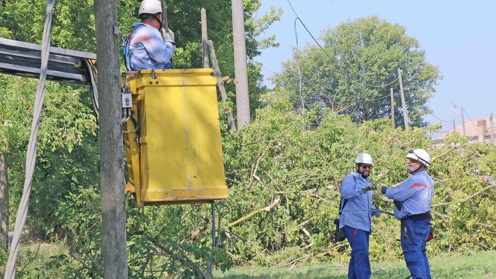 Caos alberi e linee elettriche ko Il temporale ha lasciato il segno