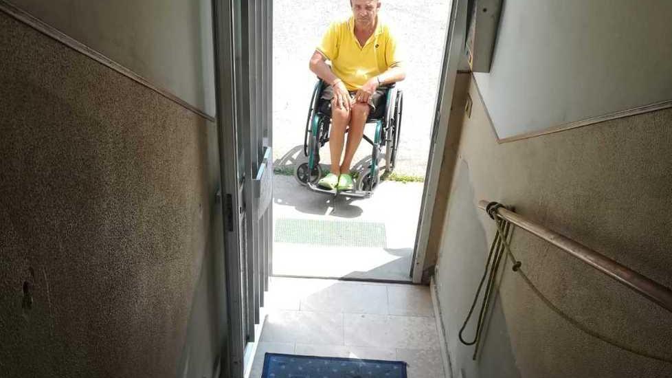 Invalido in carrozzina non può entrare in casa «Fermato dai gradini»