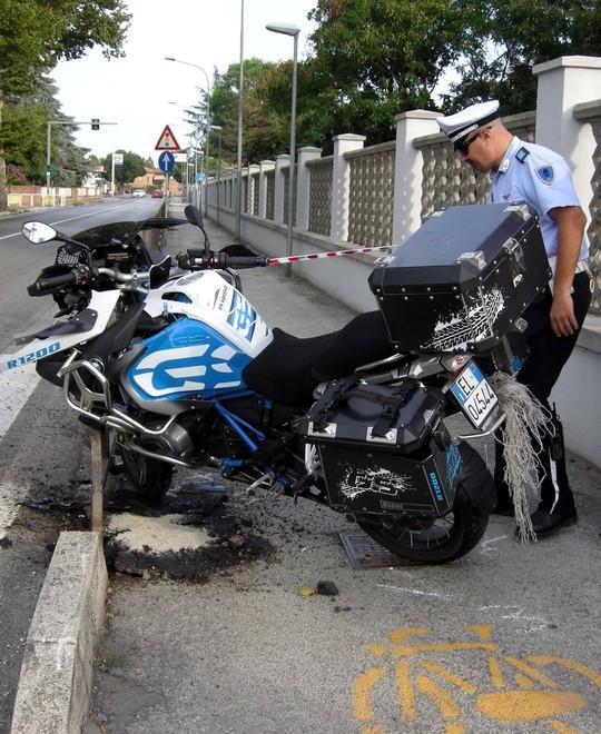 Impatto contro un’auto Due motociclisti feriti