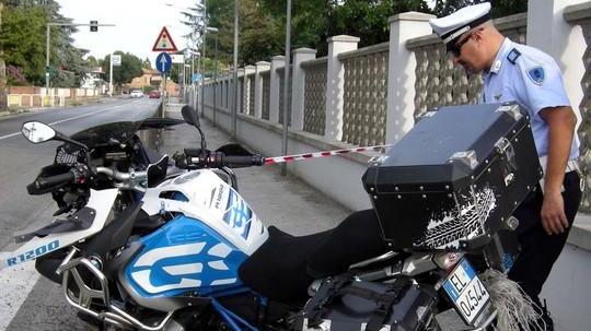 Impatto contro un’auto Due motociclisti feriti