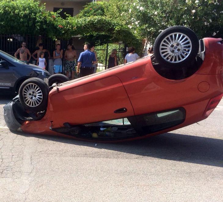 Sbatte contro auto in sosta Poi cappotta Ferita 21enne