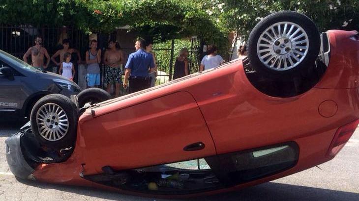 Sbatte contro auto in sosta Poi cappotta Ferita 21enne