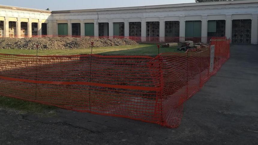Vanno avanti i lavori al cimitero in centro Verrà rifatta la facciata