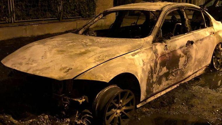 L’automobile va a fuoco, papà e bimbi in salvo