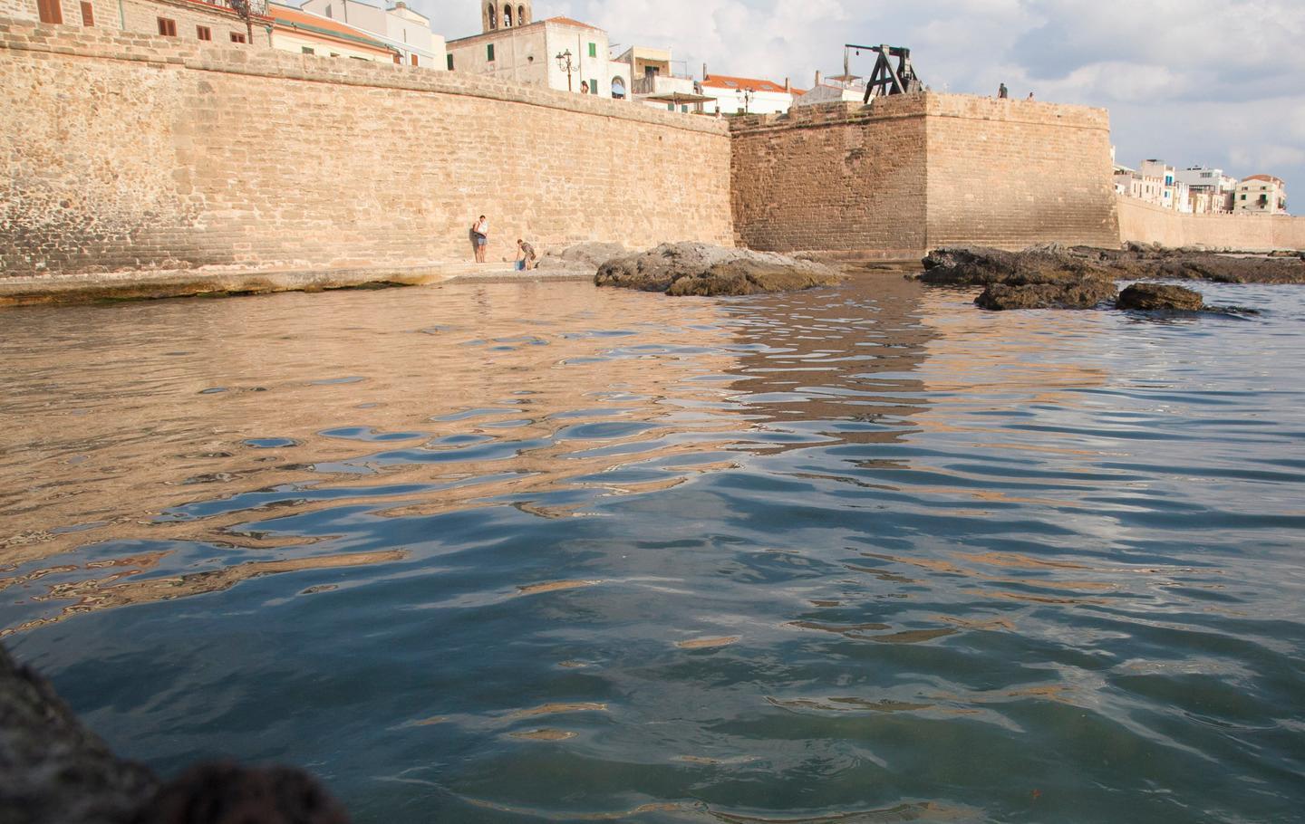 Liquami nel mare sotto i bastioni 