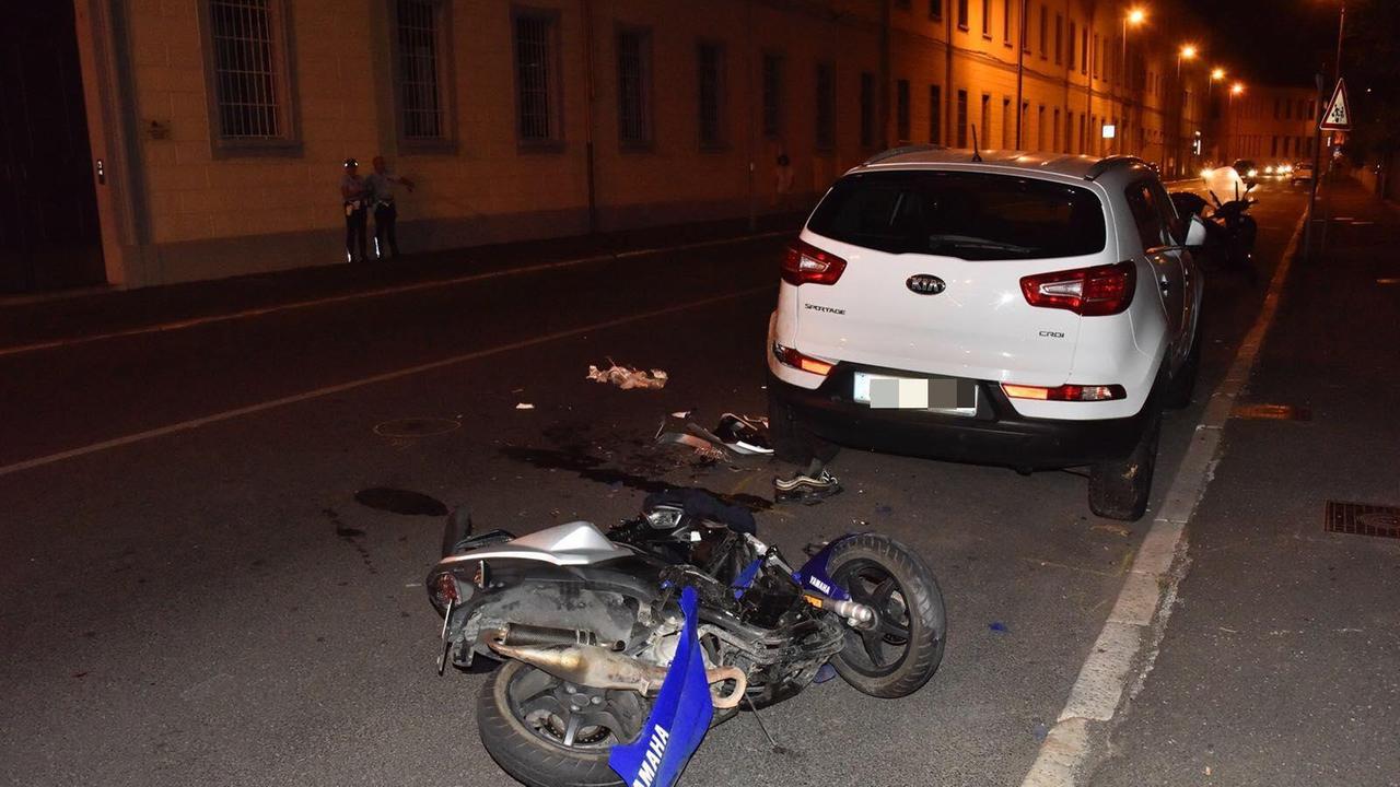 Si schianta su un’auto in sosta: gravissimo 18enne
