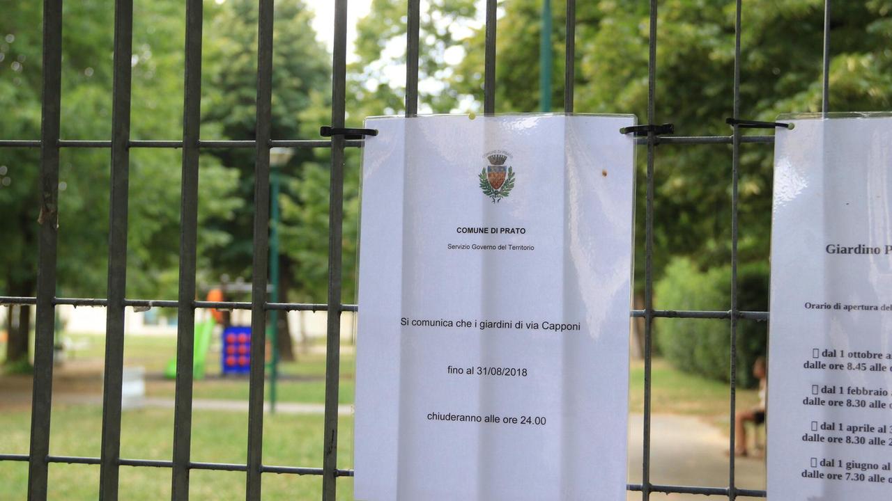 L'avviso all'ingresso dei giardini di via Capponi (foto Sproviero/Batavia)